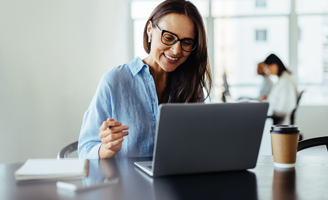 persona descarga desde el SAT