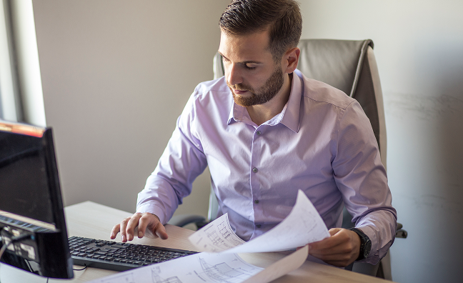 persona verifica SAT